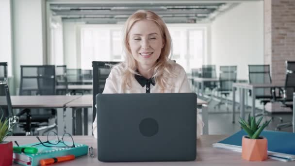 Forretningskvinne som smiler på arbeidsplassen – stockvideo