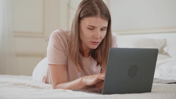 Ordinateur à usage féminin joyeux dans l'appartement — Video