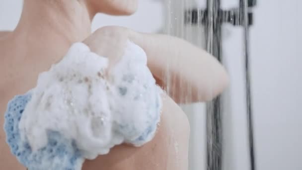 Női fürdés zuhanyzóval gél — Stock videók