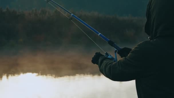 Hombre pescando en el río — Vídeo de stock