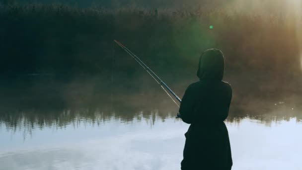 Pescador desfrutar de calma e natureza — Vídeo de Stock