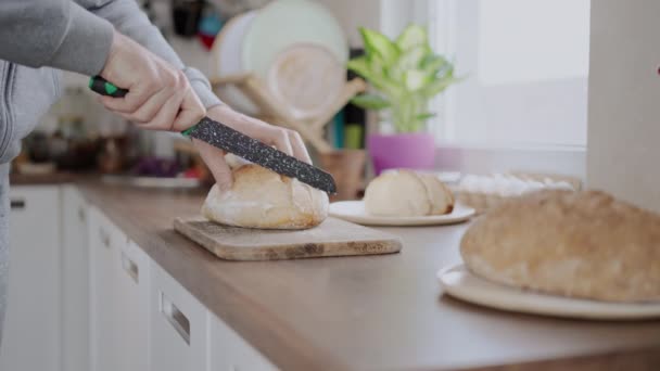 Persoon snijden brood van wit brood — Stockvideo