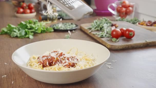 Tarty ser spada na talerz spaghetti — Wideo stockowe