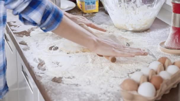 Женские руки смешивают тесто — стоковое видео