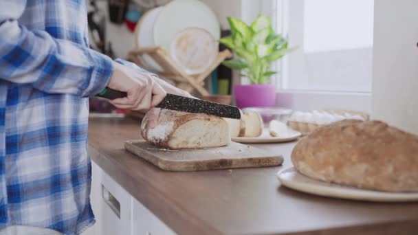 Женщина кладет хлеб на тарелку — стоковое видео