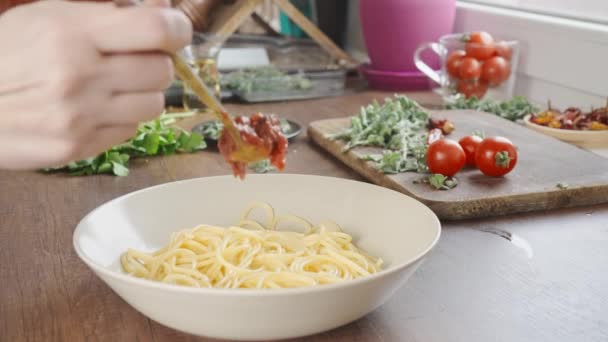 Person laga pasta till middag — Stockvideo