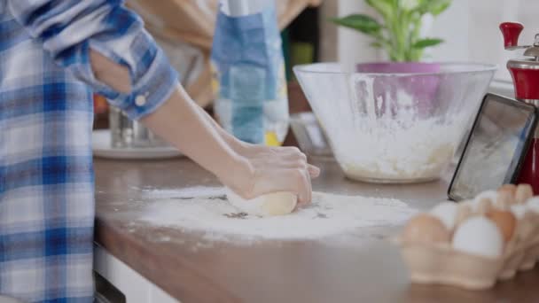 Samičí ruce pekaře Kneading těsto v mouce na dřevěném povrchu — Stock video
