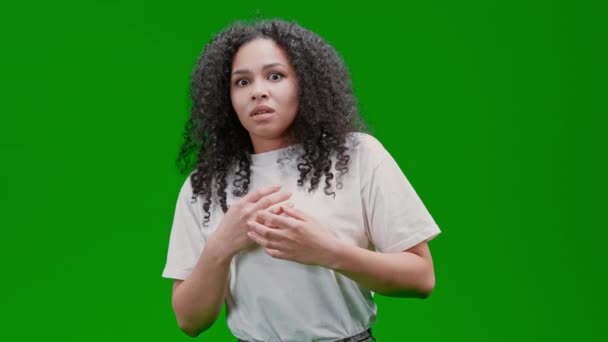 Zelená obrazovka mladá vystrašená dáma — Stock video