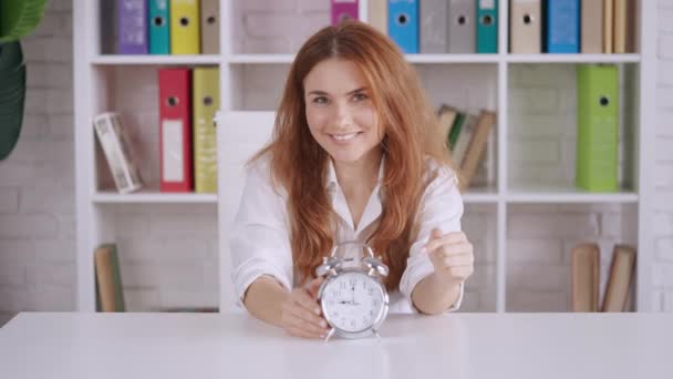 Podnikatelka poukázat na hodinky — Stock video
