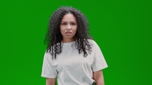 Zelená obrazovka mladá dáma pozdravuje někoho — Stock video