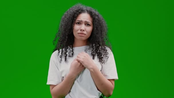 Green Screen young displeased lady — Stock video