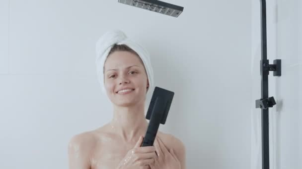 Smiling female takes a shower — Stock video