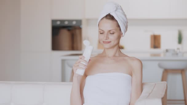 Young female holding moisturizing cream — Vídeos de Stock