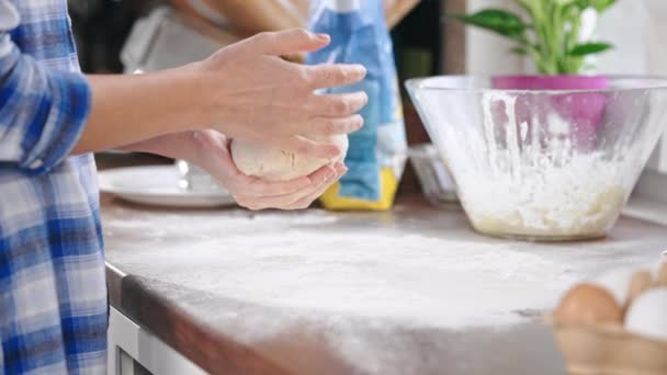 Lady forming dough into a smooth ball — Stockvideo