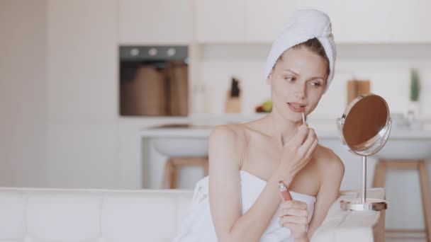 Mulher colocar cosméticos no rosto — Vídeo de Stock