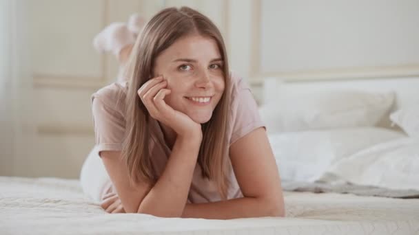 Fericit tânără femeie în apartament — Videoclip de stoc
