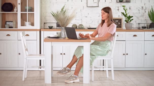 Estudo feminino on-line em casa — Vídeo de Stock