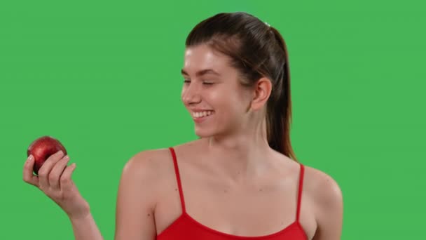 Retrato Jovem Feliz Mulher Segurando Maçã Olhando Câmera Dente Sorrindo — Vídeo de Stock