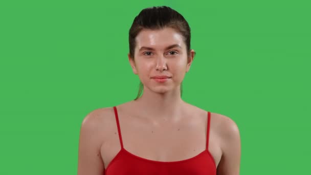 Portrét Mladá Šťastná Žena Hledá Kamera Zubatý Úsměv Oblečený Červený — Stock video