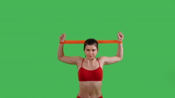 Žena Dělá Cvičení Odporovými Pásy Pro Silné Paže Oblečené Červené — Stock video