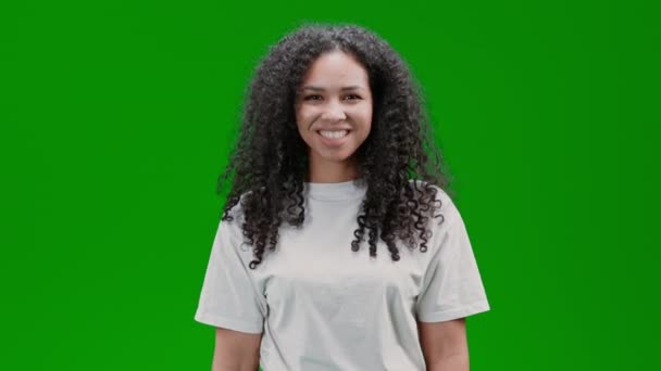 Tesisatçı Yeşil Ekranda Izole Edilmiş Gülümseyen Bir Pompa Tutuyor — Stok video