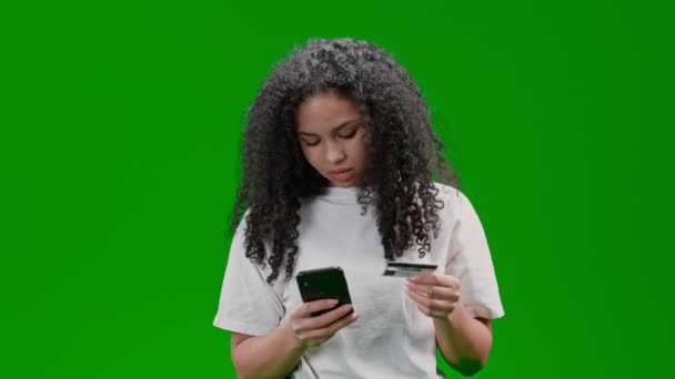 持有信用卡和智能手机的妇女将诈骗账户上的所有资金转移给了绿屏上孤立的诈骗受害者 — 图库视频影像