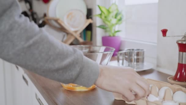 Man Bryta Ägg Stora Glas Skål Med Ägg Matlagning Omelett — Stockvideo