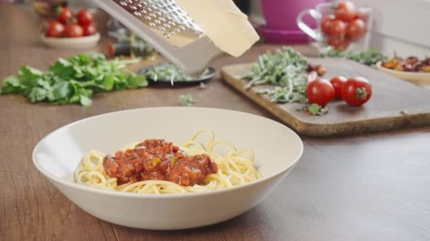 Italiaans Diner Thuis Slow Motion Shot Koken Serveren Pasta Geraspte — Stockvideo
