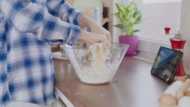 Kobieta Ręce Ugniatanie Ciasto Domowe Pieczenia Ciasto Lub Herbatniki Rodzinny — Wideo stockowe