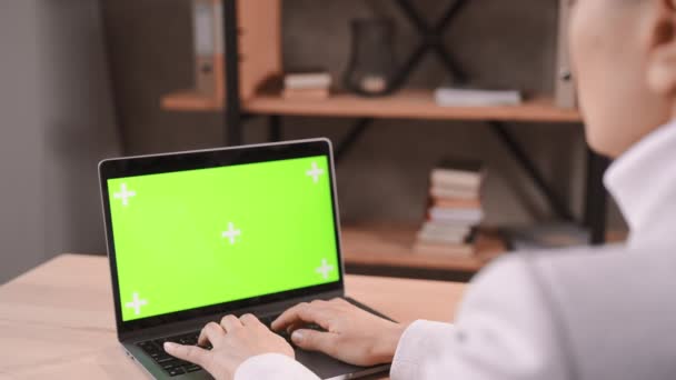 Empresária Trabalhando Escritório Digitando Laptop Com Tela Verde Mulher Conversando — Vídeo de Stock