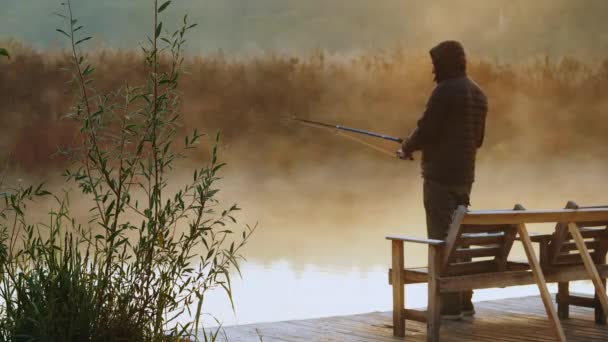 Fiskare Kasta Fiskespö Bakgrunden Höst Landskap Morgon Dimma Höljd Flod — Stockvideo