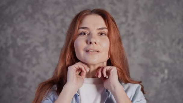 Zblízka Tvář Mladá Žena Krásnými Zrzavými Dlouhými Vlasy Pózování Přátelský — Stock video
