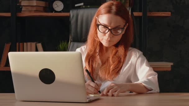 Wanita Sukses Dengan Rambut Merah Dan Kacamata Menggunakan Catatan Laptop — Stok Video