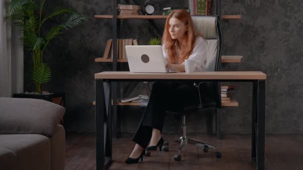 Червоний Голова Жінка Друкує Ноутбуці Каву Сидячи Столом Вдома Сучасний — стокове відео