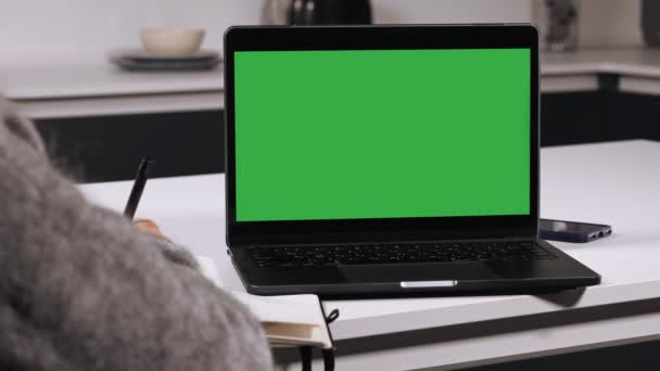 Человек Пишет Заметки Изучая Онлайн Курс Настольном Ноутбуке Зеленым Экраном — стоковое видео