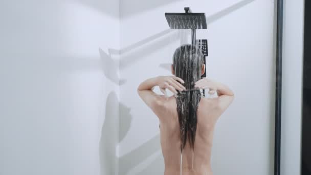 Rear View Caucasian Brunette Take Shower Washing Long Hair Shampoo — Stockvideo