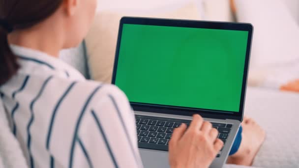 Γυναίκα Πληκτρολογώντας Φορητό Υπολογιστή Πράσινη Οθόνη Εμφανίζεται Κάθεται Στον Καναπέ — Αρχείο Βίντεο