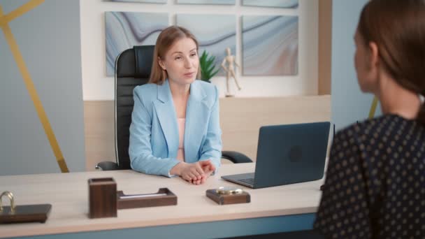 Frau Interviewt Bewerberin Elegante Managerin Gespräch Mit Kunden — Stockvideo