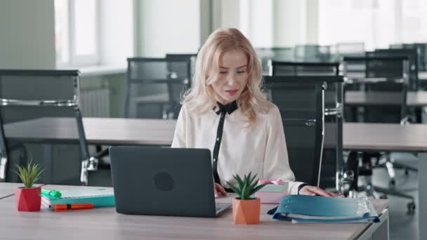 Mujer Sorprendida Oficina Mujer Negocios Encontrar Cumpleaños Presente Mesa Oficina — Vídeos de Stock