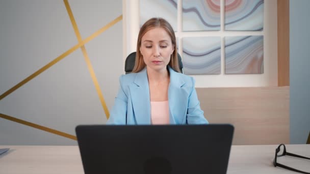 Focused Businesswoman Finishing Project Wearing Elegant Blue Jacket Using Laptop — Vídeos de Stock