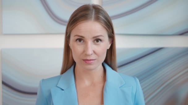 Cheerful Business Woman Wearing Elegant Blue Jacket Posing Office Friendly — Stockvideo