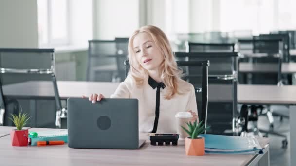 Businesswoman Relish Drink Cake Sitting Workplace Office Coffee Break — Vídeos de Stock