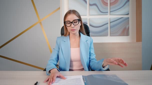Confident Woman Wearing Blue Suit Sitting Desk Opening Folder Reading — Video