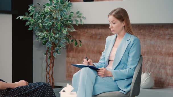 Ψυχοθεραπευτής Εξηγώντας Πελάτη Πώς Ξεπεράσει Άγχος Γυναίκα Λέει Για Πρόβλημα — Αρχείο Βίντεο