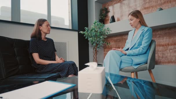 Psychologist Explain Client What Reason Changeable Mood Woman Listening Nodding — Vídeo de Stock