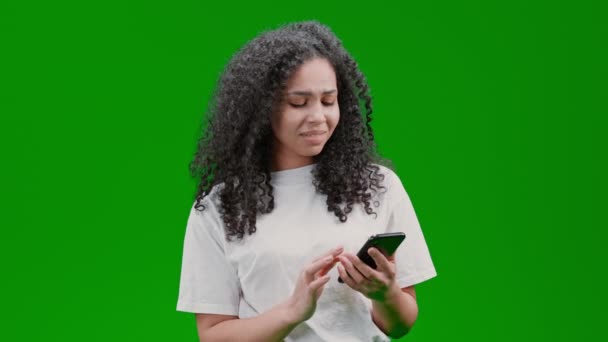 Surprised Woman Curly Long Hair Dressed White Shirt Holding Smartphone — Vídeo de stock