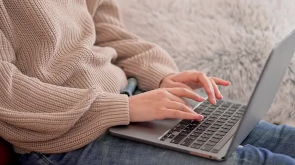 Details Female Fingers Typing Laptop Sitting Sofa Wearing Jeans Cozy — Wideo stockowe