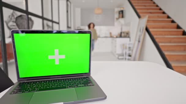 Aptop Green Screen Table Kitchen Background Defocused Woman Going Stairs — Stock videók