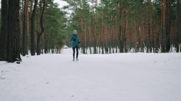 Sportswoman Running Snow Track Forest Athlete Training Cardio Workout Outdoors — Vídeo de Stock