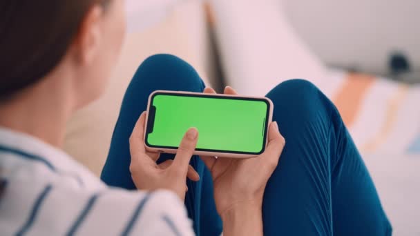 Woman Wearing Casual Shirt Blue Trousers Holding Smartphone Tapping Green — Stockvideo